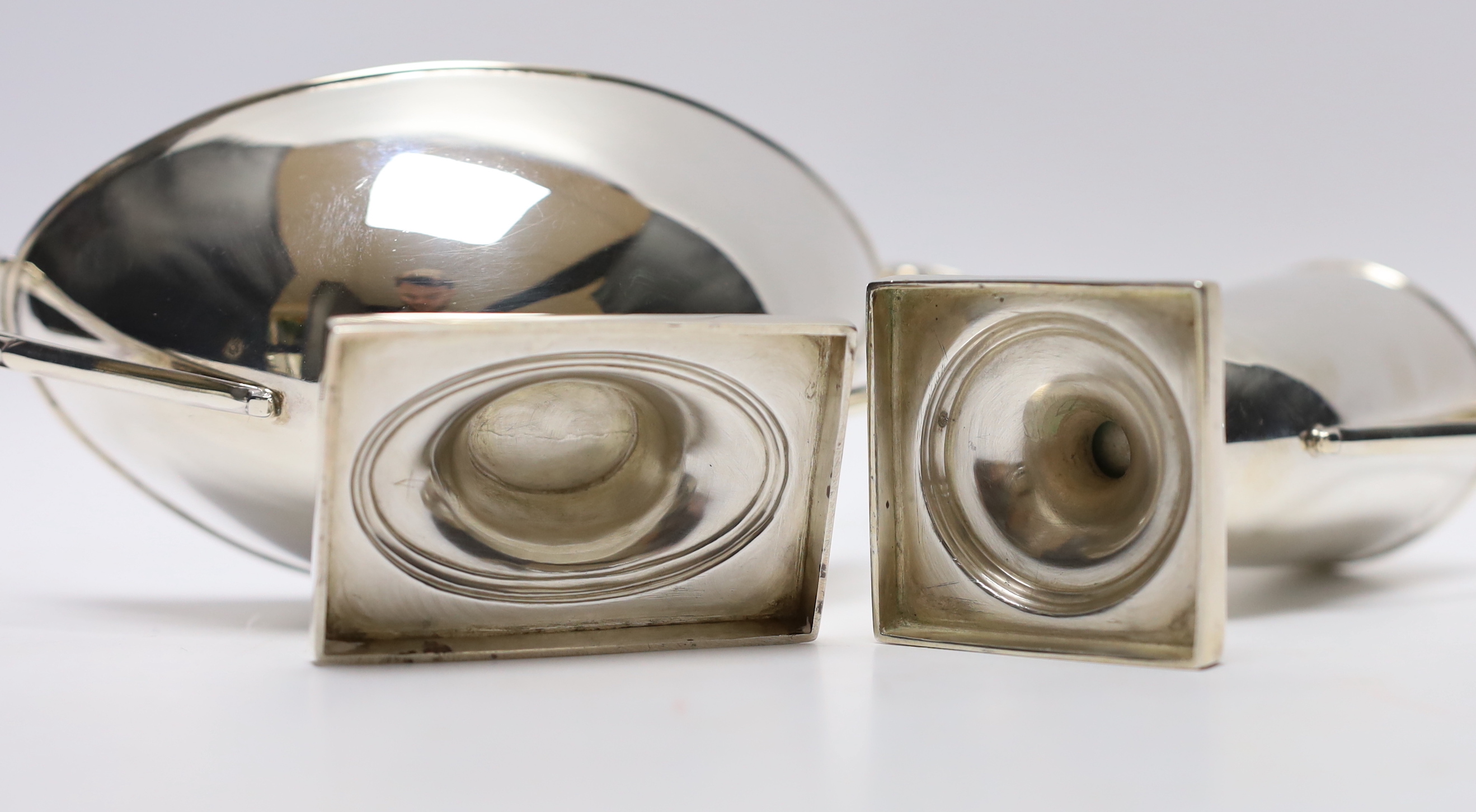 A George VI silver cream jug and two handled sauceboat by Viners Ltd, Sheffield, 1937, jug height 13.7cm, 8.3oz.